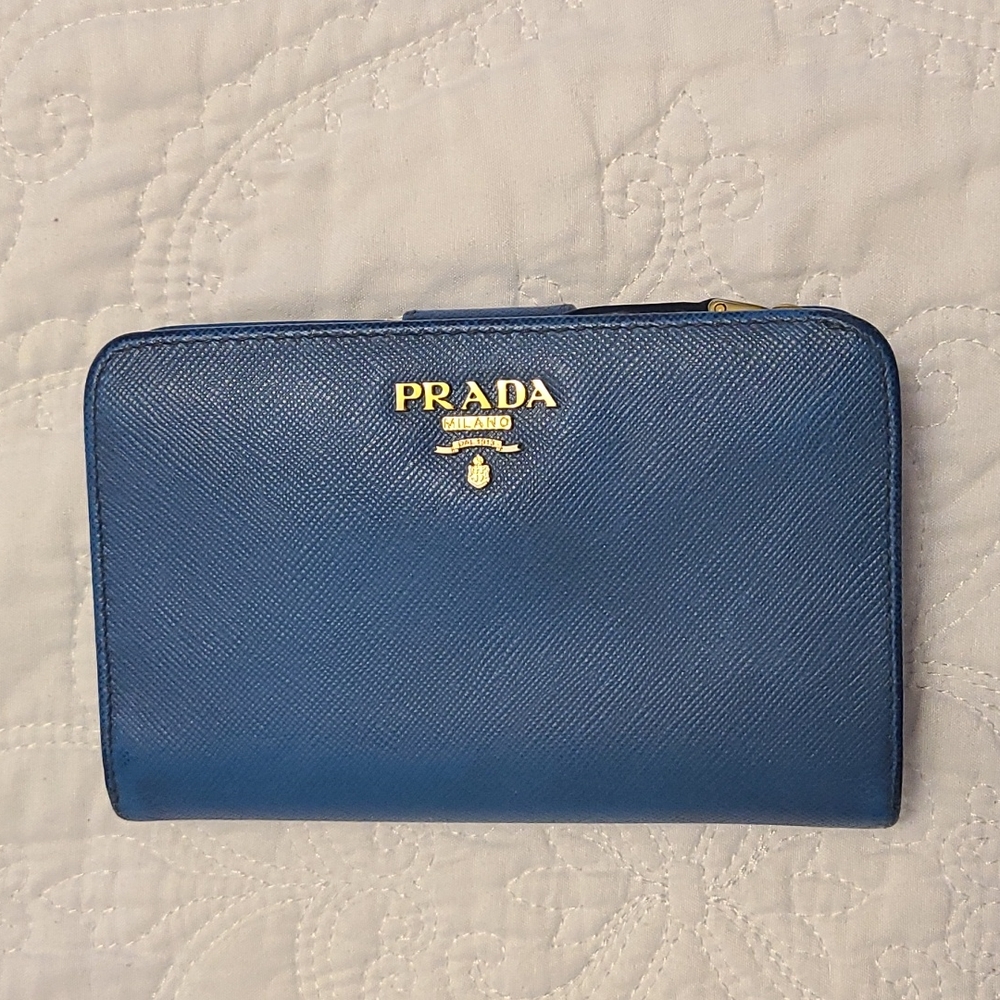 Prada compact wallet. Good condition.